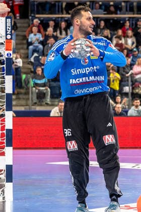 Khalifa Ghedbane (HC Erlangen, 96) sicherte das Erlangener Tor, hier ein Laecheln zum Ende des Spiels. HC Erlangen vs. SC DHfK Leipzig, Handball, 1. Handball Bundesliga, Saison 2025 2026, 17. Spieltag, 13.12.2025 HC Erlangen vs. SC DHfK Leipzig, Handball, 1. Handball Bundesliga, Saison 2025 2026, 17. Spieltag, 13.12.2025 Nuernberg Copyright: xEibner-Pressefoto ArdanxFuessmanx EP_AFN