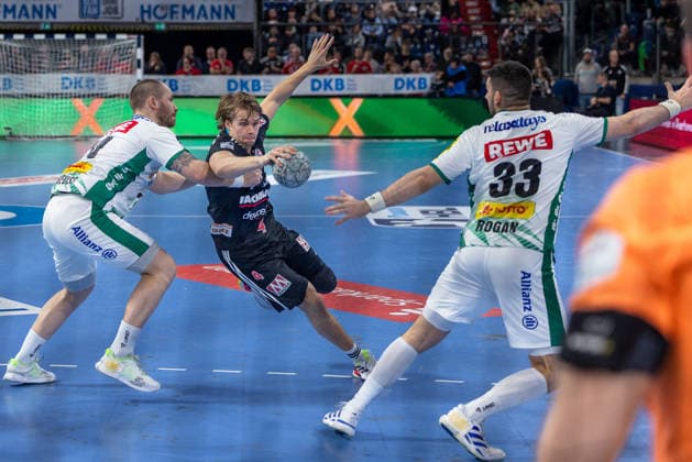Zweikampf zwischen Moritz Preuss (SC DHfK Leipzig, 24) und Andri Mar Runarsson (HC Erlangen, 04). Luka Rogan (SC DHfK Leipzig, 33) HC Erlangen vs. SC DHfK Leipzig, Handball, 1. Handball Bundesliga, Saison 2025 2026, 17. Spieltag, 13.12.2025 HC Erlangen vs. SC DHfK Leipzig, Handball, 1. Handball Bundesliga, Saison 2025 2026, 17. Spieltag, 13.12.2025 Nuernberg Copyright: xEibner-Pressefoto ArdanxFuessmanx EP_AFN