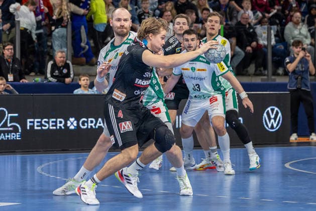 Zweikampf zwischen Moritz Preuss (SC DHfK Leipzig, 24) und Andri Mar Runarsson (HC Erlangen, 04). Luka Rogan (SC DHfK Leipzig, 33) HC Erlangen vs. SC DHfK Leipzig, Handball, 1. Handball Bundesliga, Saison 2025 2026, 17. Spieltag, 13.12.2025 HC Erlangen vs. SC DHfK Leipzig, Handball, 1. Handball Bundesliga, Saison 2025 2026, 17. Spieltag, 13.12.2025 Nuernberg Copyright: xEibner-Pressefoto ArdanxFuessmanx EP_AFN