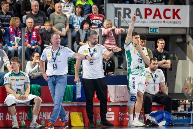 Leipziger Bank, Trainerteam gibt Anweisungen. Tom Koschek (SC DHfK Leipzig, 76), Frank Carstens (SC DHfK Leipzig, Chef-Trainer), Milos Putera (SC DHfK Leipzig, Torwarttrainer), Matej Klima (SC DHfK Leipzig, 13) HC Erlangen vs. SC DHfK Leipzig, Handball, 1. Handball Bundesliga, Saison 2025 2026, 17. Spieltag, 13.12.2025 HC Erlangen vs. SC DHfK Leipzig, Handball, 1. Handball Bundesliga, Saison 2025 2026, 17. Spieltag, 13.12.2025 Nuernberg Copyright: xEibner-Pressefoto ArdanxFuessmanx EP_AFN