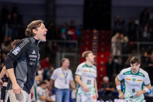 Johannes Sellin (HC Erlangen, Chef-Trainer) gibt Anweisungen in richtung Spielfeld. Lucas Krzikalla (SC DHfK Leipzig, 08). HC Erlangen vs. SC DHfK Leipzig, Handball, 1. Handball Bundesliga, Saison 2025 2026, 17. Spieltag, 13.12.2025 HC Erlangen vs. SC DHfK Leipzig, Handball, 1. Handball Bundesliga, Saison 2025 2026, 17. Spieltag, 13.12.2025 Nuernberg Copyright: xEibner-Pressefoto ArdanxFuessmanx EP_AFN