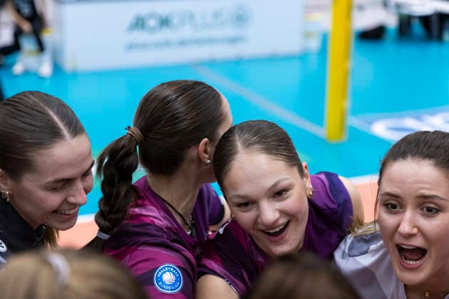 1. Volleyball Bundesliga Frauen: Schwarz-Weiss Erfurt vs. Skurios Volleys Borken; Erfurt; 13.12.2025 von links, Elizabeth Sandbothe ( 2; Schwarz-Weiss Erfurt), Mia Stauß ( 55; Schwarz-Weiss Erfurt), Lotte Goertz ( 4; Schwarz-Weiss Erfurt) und Alina Zellin ( 1; Schwarz-Weiss Erfurt) 1. Volleyball Bundesliga Frauen: Schwarz-Weiss Erfurt vs. Skurios Volleys Borken; Riethsporthalle Erfurt; 13.12.2025 Copyright: xBEAUTIFULxSPORTS Duehringx