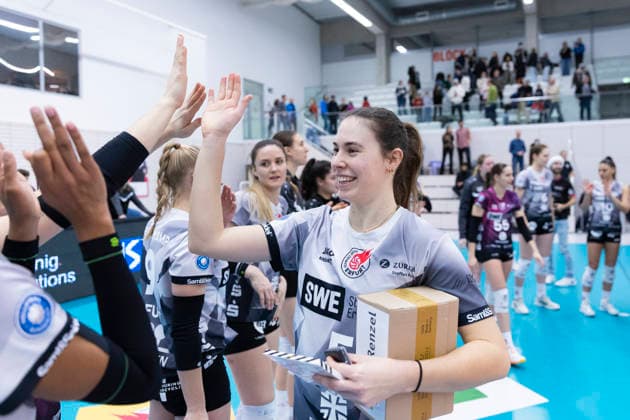 1. Volleyball Bundesliga Frauen: Schwarz-Weiss Erfurt vs. Skurios Volleys Borken; Erfurt; 13.12.2025 Emilie Respaut ( 5; Schwarz-Weiss Erfurt) MVP-Gold 1. Volleyball Bundesliga Frauen: Schwarz-Weiss Erfurt vs. Skurios Volleys Borken; Riethsporthalle Erfurt; 13.12.2025 Copyright: xBEAUTIFULxSPORTS Duehringx