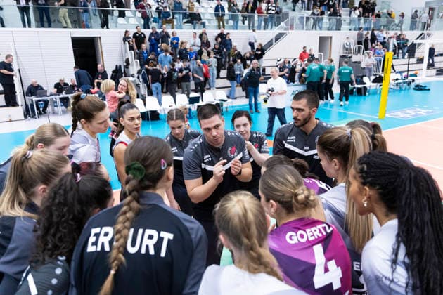 1. Volleyball Bundesliga Frauen: Schwarz-Weiss Erfurt vs. Skurios Volleys Borken; Erfurt; 13.12.2025 Paplo Sánchez (Trainer; Schwarz-Weiss Erfurt) und Mannschaft 1. Volleyball Bundesliga Frauen: Schwarz-Weiss Erfurt vs. Skurios Volleys Borken; Riethsporthalle Erfurt; 13.12.2025 Copyright: xBEAUTIFULxSPORTS Duehringx