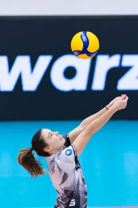 1. Volleyball Bundesliga Frauen: Schwarz-Weiss Erfurt vs. Skurios Volleys Borken; Erfurt; 13.12.2025 Emilie Respaut ( 5; Schwarz-Weiss Erfurt) 1. Volleyball Bundesliga Frauen: Schwarz-Weiss Erfurt vs. Skurios Volleys Borken; Riethsporthalle Erfurt; 13.12.2025 Copyright: xBEAUTIFULxSPORTS Duehringx