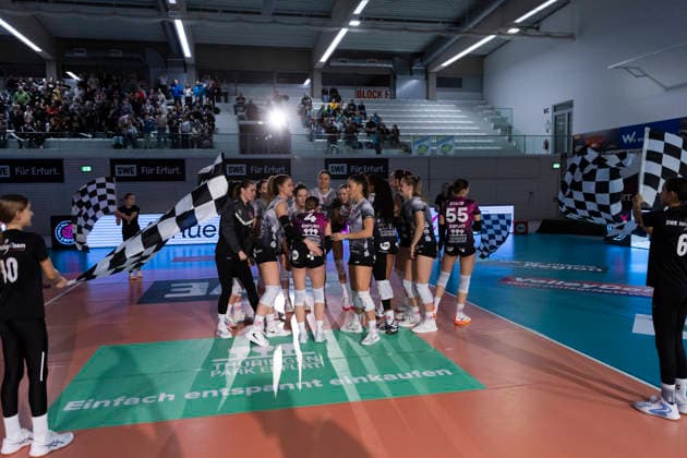 1. Volleyball Bundesliga Frauen: Schwarz-Weiss Erfurt vs. Skurios Volleys Borken; Erfurt; 13.12.2025 Schwarz-Weiss Erfurt 1. Volleyball Bundesliga Frauen: Schwarz-Weiss Erfurt vs. Skurios Volleys Borken; Riethsporthalle Erfurt; 13.12.2025 Copyright: xBEAUTIFULxSPORTS Duehringx