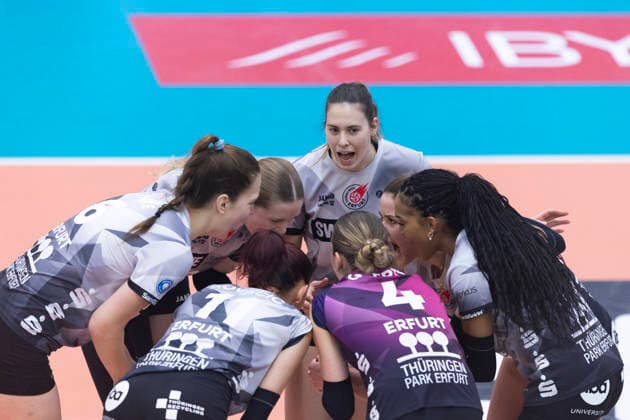 1. Volleyball Bundesliga Frauen: Schwarz-Weiss Erfurt vs. Skurios Volleys Borken; Erfurt; 13.12.2025 Emilie Respaut ( 5; Schwarz-Weiss Erfurt) und Mannschaft 1. Volleyball Bundesliga Frauen: Schwarz-Weiss Erfurt vs. Skurios Volleys Borken; Riethsporthalle Erfurt; 13.12.2025 Copyright: xBEAUTIFULxSPORTS Duehringx