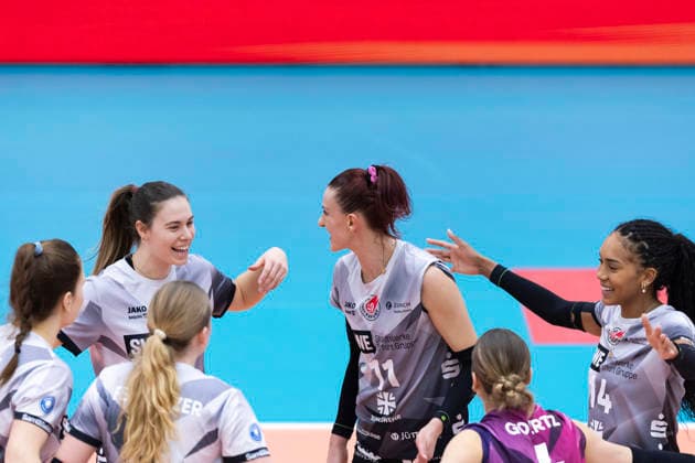 1. Volleyball Bundesliga Frauen: Schwarz-Weiss Erfurt vs. Skurios Volleys Borken; Erfurt; 13.12.2025 Jubel, von links Emilie Respaut ( 5; Schwarz-Weiss Erfurt), Isabel Kova?i? ( 11; Schwarz-Weiss Erfurt) und Alianza Darley ( 14; Schwarz-Weiss Erfurt) mit Mannschaft 1. Volleyball Bundesliga Frauen: Schwarz-Weiss Erfurt vs. Skurios Volleys Borken; Riethsporthalle Erfurt; 13.12.2025 Copyright: xBEAUTIFULxSPORTS Duehringx