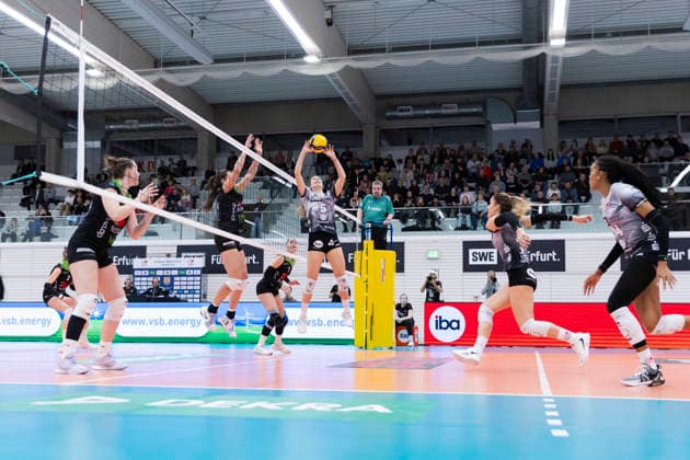 1. Volleyball Bundesliga Frauen: Schwarz-Weiss Erfurt vs. Skurios Volleys Borken; Erfurt; 13.12.2025 Emilie Respaut ( 5; Schwarz-Weiss Erfurt) gegen Lara Kretschmer ( 6; Skurios Volleys Borken) 1. Volleyball Bundesliga Frauen: Schwarz-Weiss Erfurt vs. Skurios Volleys Borken; Riethsporthalle Erfurt; 13.12.2025 Copyright: xBEAUTIFULxSPORTS Duehringx