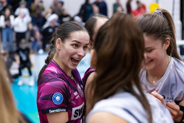 1. Volleyball Bundesliga Frauen: Schwarz-Weiss Erfurt vs. Skurios Volleys Borken; Erfurt; 13.12.2025 Mia Stauß ( 55; Schwarz-Weiss Erfurt) (links) und Alina Zellin ( 1; Schwarz-Weiss Erfurt) (rechts) 1. Volleyball Bundesliga Frauen: Schwarz-Weiss Erfurt vs. Skurios Volleys Borken; Riethsporthalle Erfurt; 13.12.2025 Copyright: xBEAUTIFULxSPORTS Duehringx