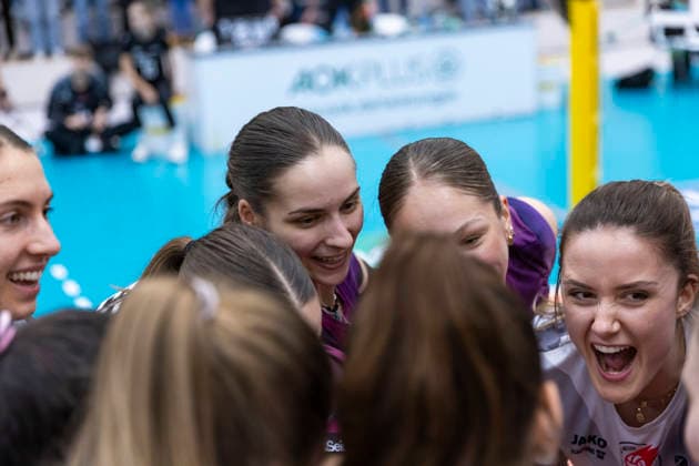 1. Volleyball Bundesliga Frauen: Schwarz-Weiss Erfurt vs. Skurios Volleys Borken; Erfurt; 13.12.2025 von links, Sina Siebert ( 7; Schwarz-Weiss Erfurt), Mia Stauß ( 55; Schwarz-Weiss Erfurt) , Lotte Goertz ( 4; Schwarz-Weiss Erfurt) und Alina Zellin ( 1; Schwarz-Weiss Erfurt) 1. Volleyball Bundesliga Frauen: Schwarz-Weiss Erfurt vs. Skurios Volleys Borken; Riethsporthalle Erfurt; 13.12.2025 Copyright: xBEAUTIFULxSPORTS Duehringx