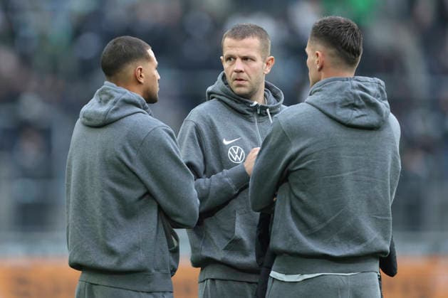 Denis Vavro (VFL Wolfsburg) schaut waehrend des spiels der Bundesliga zwischen Borussia Mönchengladbach und VfL Wolfsburg, Stadion im Borussia-Park am 13. December 2025 in Mönchengladbach, Deutschland. (Foto von Oliver Kaelke DeFodi Images) +++ Denis Vavro (VFL Wolfsburg) looks on during the Bundesliga match between Borussia Mönchengladbach and VfL Wolfsburg at Stadion im Borussia-Park on December 13, 2025 in Mönchengladbach, Germany. (Photo by Oliver Kaelke DeFodi Images) DFL regulations prohibit any use of photographs as image sequences and or quasi-video. (Photo by Oliver Kaelke DeFodi Images)