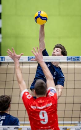 Volleyball, Saison 2025 2026, 2. Bundesliga Bord, 13.12.2025, 11. Spieltag, Herren, TuB Bocholt (blau) vs. MLK Volleys Koeln (rot) v.l.: Andreas Tins (MLK Volleys Koeln), Ben Stoverink (TuB Bocholt), Bocholt Sporthalle West Nordrhein-Westfalen Deutschland