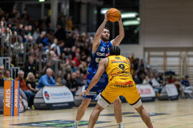 Tim Uhlemann (Phoenix Hagen, 21) Tylan James Pope (Bozic Estriche Knights Kirchheim, 09) GER, Bozic Estriche Knights Kirchheim vs. Phoenix Hagen, BARMER 2. Basketball Bundesliga, 12. Spieltag, Saison 2025 2026, 13.12.2025 GER, Bozic Estriche Knights Kirchheim vs. Phoenix Hagen, BARMER 2. Basketball Bundesliga, 12. Spieltag, Saison 2025 2026, 13.12.2025 Kirchheim an der Teck Copyright: xEibner-Pressefoto NinaxSanderx EP_NSR