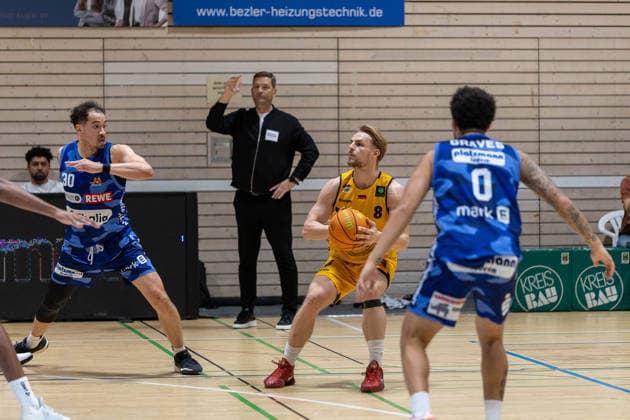 Jeffrey Carroll (Phoenix Hagen, 30) Igor Perovic (Bozic Estriche Knights Kirchheim, Headcoach) Lucas Mayer (Bozic Estriche Knights Kirchheim, 08) Marcus Henri Graves (Phoenix Hagen, 00) GER, Bozic Estriche Knights Kirchheim vs. Phoenix Hagen, BARMER 2. Basketball Bundesliga, 12. Spieltag, Saison 2025 2026, 13.12.2025 GER, Bozic Estriche Knights Kirchheim vs. Phoenix Hagen, BARMER 2. Basketball Bundesliga, 12. Spieltag, Saison 2025 2026, 13.12.2025 Kirchheim an der Teck Copyright: xEibner-Pressefoto NinaxSanderx EP_NSR