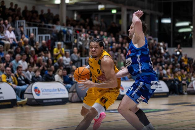Tylan James Pope (Bozic Estriche Knights Kirchheim, 09) Fabian Bleck (Phoenix Hagen, 10) GER, Bozic Estriche Knights Kirchheim vs. Phoenix Hagen, BARMER 2. Basketball Bundesliga, 12. Spieltag, Saison 2025 2026, 13.12.2025 GER, Bozic Estriche Knights Kirchheim vs. Phoenix Hagen, BARMER 2. Basketball Bundesliga, 12. Spieltag, Saison 2025 2026, 13.12.2025 Kirchheim an der Teck Copyright: xEibner-Pressefoto NinaxSanderx EP_NSR