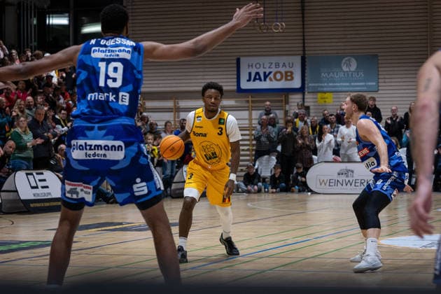 Marinus Lucas N Guessan (Phoenix Hagen, 19) Charles Tyorne Harris Jr. (Bozic Estriche Knights Kirchheim, 03) GER, Bozic Estriche Knights Kirchheim vs. Phoenix Hagen, BARMER 2. Basketball Bundesliga, 12. Spieltag, Saison 2025 2026, 13.12.2025 GER, Bozic Estriche Knights Kirchheim vs. Phoenix Hagen, BARMER 2. Basketball Bundesliga, 12. Spieltag, Saison 2025 2026, 13.12.2025 Kirchheim an der Teck Copyright: xEibner-Pressefoto NinaxSanderx EP_NSR