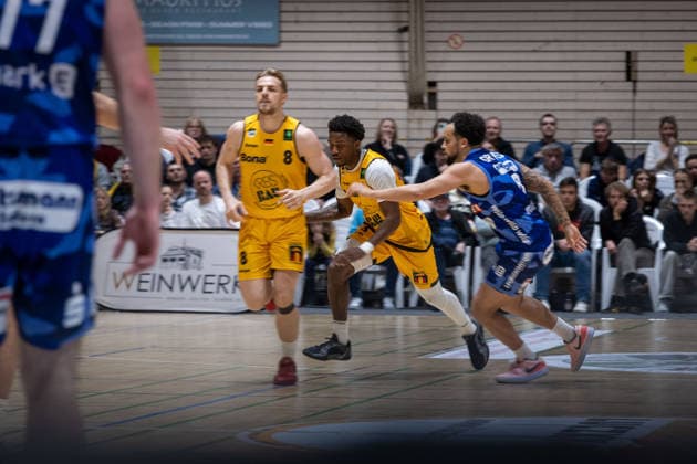 Lucas Mayer (Bozic Estriche Knights Kirchheim, 08) Charles Tyorne Harris Jr. (Bozic Estriche Knights Kirchheim, 03) Devin Lawrence Schmidt (Phoenix Hagen, 08) GER, Bozic Estriche Knights Kirchheim vs. Phoenix Hagen, BARMER 2. Basketball Bundesliga, 12. Spieltag, Saison 2025 2026, 13.12.2025 GER, Bozic Estriche Knights Kirchheim vs. Phoenix Hagen, BARMER 2. Basketball Bundesliga, 12. Spieltag, Saison 2025 2026, 13.12.2025 Kirchheim an der Teck Copyright: xEibner-Pressefoto NinaxSanderx EP_NSR