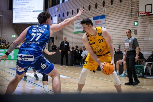 Anzac Joseph Dennis Rissetto (Phoenix Hagen, 77) Nicolas Bretzel (Bozic Estriche Knights Kirchheim, 21) GER, Bozic Estriche Knights Kirchheim vs. Phoenix Hagen, BARMER 2. Basketball Bundesliga, 12. Spieltag, Saison 2025 2026, 13.12.2025 GER, Bozic Estriche Knights Kirchheim vs. Phoenix Hagen, BARMER 2. Basketball Bundesliga, 12. Spieltag, Saison 2025 2026, 13.12.2025 Kirchheim an der Teck Copyright: xEibner-Pressefoto NinaxSanderx EP_NSR