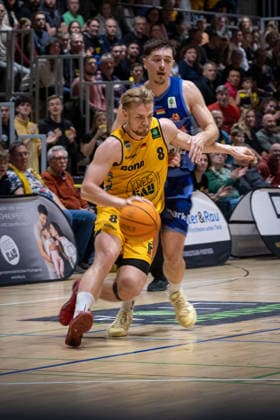 Lucas Mayer (Bozic Estriche Knights Kirchheim, 08) Dennis Nawrocki (Phoenix Hagen, 02) GER, Bozic Estriche Knights Kirchheim vs. Phoenix Hagen, BARMER 2. Basketball Bundesliga, 12. Spieltag, Saison 2025 2026, 13.12.2025 GER, Bozic Estriche Knights Kirchheim vs. Phoenix Hagen, BARMER 2. Basketball Bundesliga, 12. Spieltag, Saison 2025 2026, 13.12.2025 Kirchheim an der Teck Copyright: xEibner-Pressefoto NinaxSanderx EP_NSR
