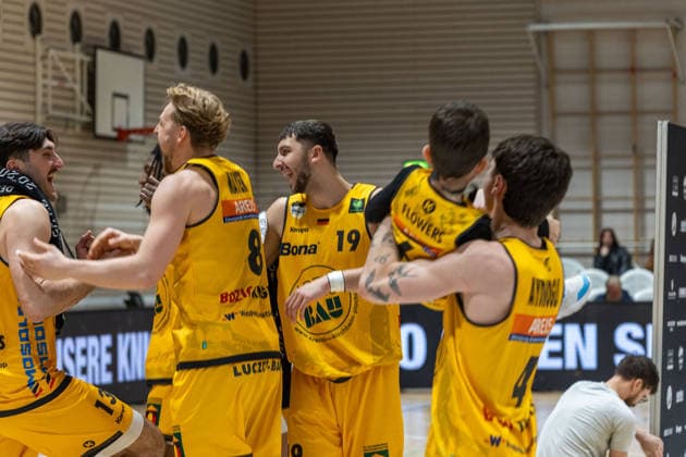 Die Bozic Estriche Knights Kirchheim feiern Ihren Sieg GER, Bozic Estriche Knights Kirchheim vs. Phoenix Hagen, BARMER 2. Basketball Bundesliga, 12. Spieltag, Saison 2025 2026, 13.12.2025 GER, Bozic Estriche Knights Kirchheim vs. Phoenix Hagen, BARMER 2. Basketball Bundesliga, 12. Spieltag, Saison 2025 2026, 13.12.2025 Kirchheim an der Teck Copyright: xEibner-Pressefoto NinaxSanderx EP_NSR
