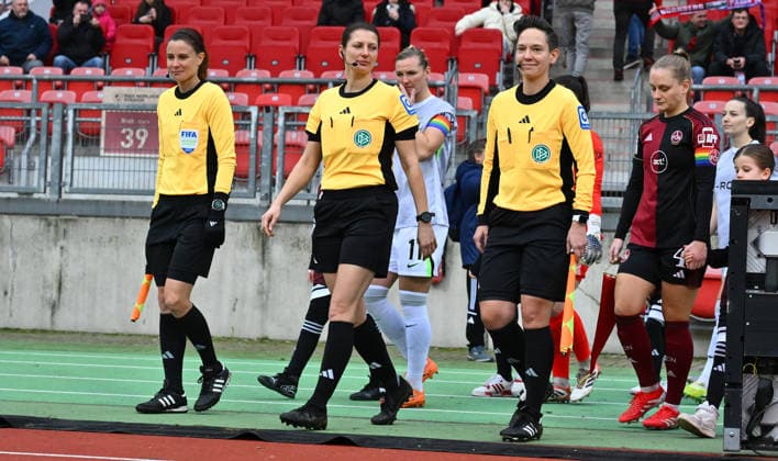 13.12.2025 - Fussball - Saison 2025 2026 - 1. Google Pixel Frauen Bundesliga - 13. Spieltag: 1. FC Nürnberg FCN ( Club Clubfrauen ) - VfL Wolfsburg - Sportfoto Zink - xwoxzix - Daniela Göttlinger ( Schiedsrichter Assistentin Linienrichterin ) Annika Kost ( Schiedsrichterin ) Alessa Plass ( Schiedsrichter Assistentin Linienrichterin ) laufen ein