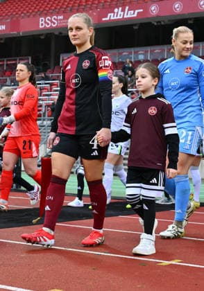 13.12.2025 - Fussball - Saison 2025 2026 - 1. Google Pixel Frauen Bundesliga - 13. Spieltag: 1. FC Nürnberg FCN ( Club Clubfrauen ) - VfL Wolfsburg - Sportfoto Zink - xwoxzix - Luisa Guttenberger (4, 1. FC Nürnberg FCN ) läuft ein