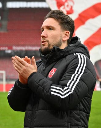 13.12.2025 - Fussball - Saison 2025 2026 - 1. Google Pixel Frauen Bundesliga - 13. Spieltag: 1. FC Nürnberg FCN ( Club Clubfrauen ) - VfL Wolfsburg - Sportfoto Zink - xwoxzix - Thomas Oostendorp ( Trainer 1. FC Nürnberg FCN ) applaudiert klatscht
