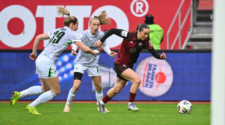13.12.2025 - Fussball - Saison 2025 2026 - 1. Google Pixel Frauen Bundesliga - 13. Spieltag: 1. FC Nürnberg FCN ( Club Clubfrauen ) - VfL Wolfsburg - Sportfoto Zink - xwoxzix - Sarai Linder (39, VfL Wolfsburg ) Vivien Endemann (25, VfL Wolfsburg ) Lara Meroni (11, 1. FC Nürnberg FCN )