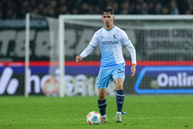 Cajetan Lenz (VfL Bochum) kontrolliert den Ball, 2. Bundesliga, Hannover 96 v VfL Bochum, Heinz von Heiden Arena am 13. December 2025 in Hannover, Deutschland. (Foto von Marco Steinbrenner DeFodi Images) Cajetan Lenz (VfL Bochum) controls the ball, 2. Bundesliga, Hannover 96 v VfL Bochum, Heinz von Heiden Arena, December 13, 2025 in Hanover, Germany. (Photo by Marco Steinbrenner DeFodi Images) *** Cajetan Lenz VfL Bochum controls the ball, 2 Bundesliga, Hannover 96 v VfL Bochum, Heinz von Heiden Arena on December 13, 2025 in Hanover, Germany Photo by Marco Steinbrenner DeFodi Images Cajetan Lenz VfL Bochum controls the ball, 2 Bundesliga, Hannover 96 v VfL Bochum, Heinz von Heiden Arena, December 13, 2025 in Hanover, Germany Photo by Marco Steinbrenner DeFodi Images
