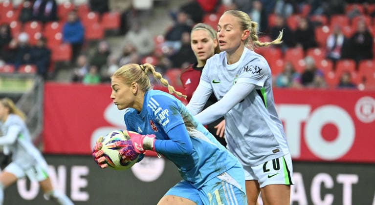 13.12.2025 - Fussball - Saison 2025 2026 - 1. Google Pixel Frauen Bundesliga - 13. Spieltag: 1. FC Nürnberg FCN ( Club Clubfrauen ) - VfL Wolfsburg - Sportfoto Zink - xwoxzix - Larissa Rusek (21, 1. FC Nürnberg FCN ) Gura Bergsvand (20, VfL Wolfsburg )