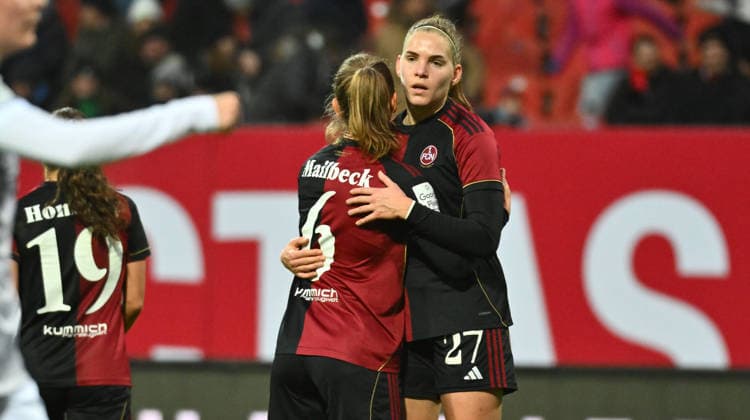 13.12.2025 - Fussball - Saison 2025 2026 - 1. Google Pixel Frauen Bundesliga - 13. Spieltag: 1. FC Nürnberg FCN ( Club Clubfrauen ) - VfL Wolfsburg - Sportfoto Zink - xwoxzix - Alina Mailbeck (6, 1. FC Nürnberg FCN ) Beatrix Fördös Foerdoes (27, 1. FC Nürnberg FCN ) enttäuscht Enttäuschung