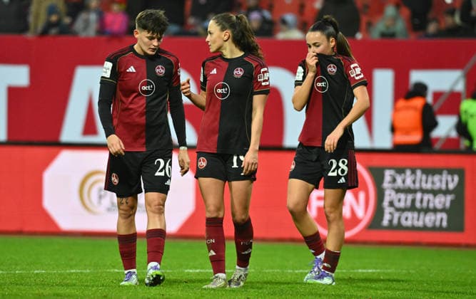 13.12.2025 - Fussball - Saison 2025 2026 - 1. Google Pixel Frauen Bundesliga - 13. Spieltag: 1. FC Nürnberg FCN ( Club Clubfrauen ) - VfL Wolfsburg - Sportfoto Zink - xwoxzix - Aneta Polaskova (26, 1. FC Nürnberg FCN ) Sanja Homann (19, 1. FC Nürnberg FCN ) Maelle Seguin (28, 1. FC Nürnberg FCN ) enttäuscht Enttäuschung nach Spielende