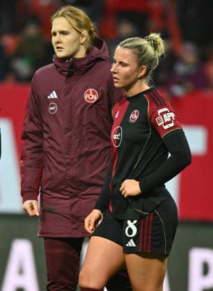 13.12.2025 - Fussball - Saison 2025 2026 - 1. Google Pixel Frauen Bundesliga - 13. Spieltag: 1. FC Nürnberg FCN ( Club Clubfrauen ) - VfL Wolfsburg - Sportfoto Zink - xwoxzix - Kristin Krammer (1, 1. FC Nürnberg FCN ) Meret Günster Guenster (8, 1. FC Nürnberg FCN ) enttäuscht Enttäuschung nach Spielende