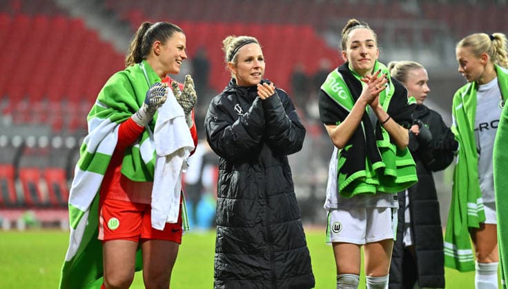 13.12.2025 - Fussball - Saison 2025 2026 - 1. Google Pixel Frauen Bundesliga - 13. Spieltag: 1. FC Nürnberg FCN ( Club Clubfrauen ) - VfL Wolfsburg - Sportfoto Zink - xwoxzix - Martina Tufekovic (21, VfL Wolfsburg ) Lena Lattwein (8, VfL Wolfsburg ) Sophia Kleinherne (4, VfL Wolfsburg ) nach Spielende