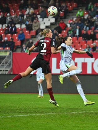 13.12.2025 - Fussball - Saison 2025 2026 - 1. Google Pixel Frauen Bundesliga - 13. Spieltag: 1. FC Nürnberg FCN ( Club Clubfrauen ) - VfL Wolfsburg - Sportfoto Zink - xwoxzix - Klara Svensson Senelius (2, 1. FC Nürnberg FCN ) Joelle Wedemeyer (24, VfL Wolfsburg , rechts )
