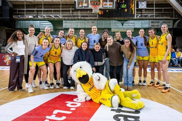 Basketball Berlin 13.12.2025 Saison 2025 2026 DBBL 1. Bundesliga Alba Berlin - TK Hannover Luchse Jubel Alba nach dem Sieg Spielerinnen vom 1. FC Union Berlin (Fußball) zu Gast