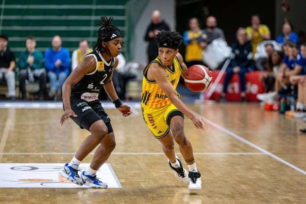Basketball Berlin 13.12.2025 Saison 2025 2026 DBBL 1. Bundesliga Alba Berlin - TK Hannover Luchse Deeshyra Thomas (Alba, No.21) Lashae Dwyer (Hannover, No.02)