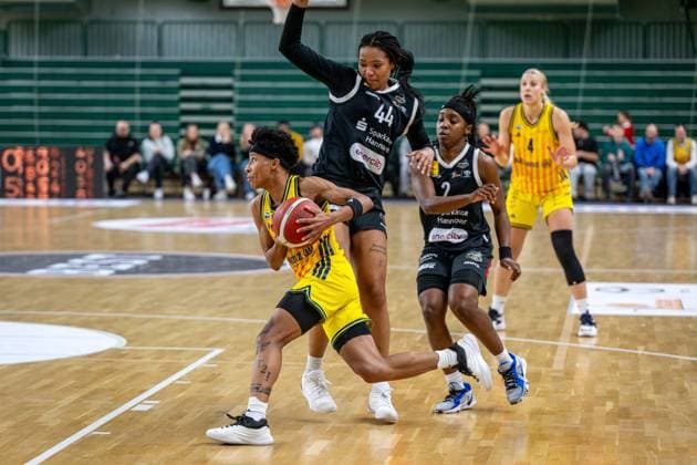 Basketball Berlin 13.12.2025 Saison 2025 2026 DBBL 1. Bundesliga Alba Berlin - TK Hannover Luchse Deeshyra Thomas (Alba, No.21) Alyssa Brown (Hannover, No.44) Lashae Dwyer (Hannover, No.02)