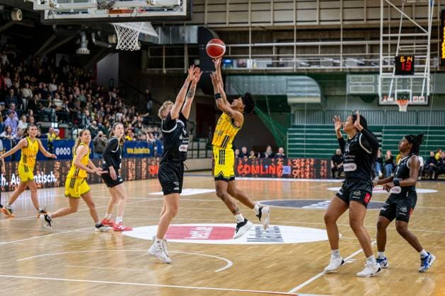 Basketball Berlin 13.12.2025 Saison 2025 2026 DBBL 1. Bundesliga Alba Berlin - TK Hannover Luchse Deeshyra Thomas (Alba, No.21) Leonie Kambach (Hannover, No.66)