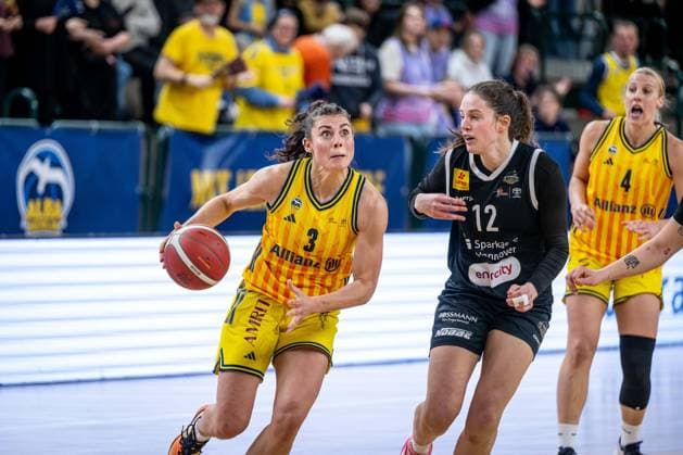 Basketball Berlin 13.12.2025 Saison 2025 2026 DBBL 1. Bundesliga Alba Berlin - TK Hannover Luchse Theresa Simon (Alba, No.03) Rowena Jongeling (Hannover, No.12)