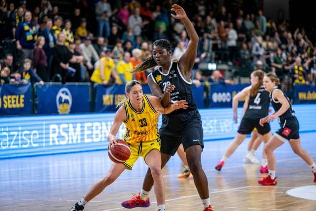 Basketball Berlin 13.12.2025 Saison 2025 2026 DBBL 1. Bundesliga Alba Berlin - TK Hannover Luchse Emily Kiser (Alba, No.33) Serena Manala (Hannover, No.20)