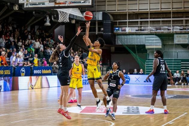 Basketball Berlin 13.12.2025 Saison 2025 2026 DBBL 1. Bundesliga Alba Berlin - TK Hannover Luchse Deeshyra Thomas (Alba, No.21) Rowena Jongeling (Hannover, No.12) Lashae Dwyer (Hannover, No.02)