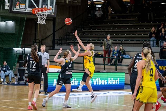 Basketball Berlin 13.12.2025 Saison 2025 2026 DBBL 1. Bundesliga Alba Berlin - TK Hannover Luchse Marie Bertholdt (Alba, No.04) Maira Banko (Hannover, No.11)