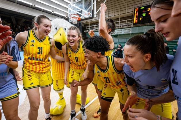 Basketball Berlin 13.12.2025 Saison 2025 2026 DBBL 1. Bundesliga Alba Berlin - TK Hannover Luchse Jubel Alba nach dem Sieg Deeshyra Thomas (Alba, No.21) Nina Rosemeyer (Alba, No.11) Abby Muse (Alba, No.31) Lena Gohlisch (Alba, No.12) und andere
