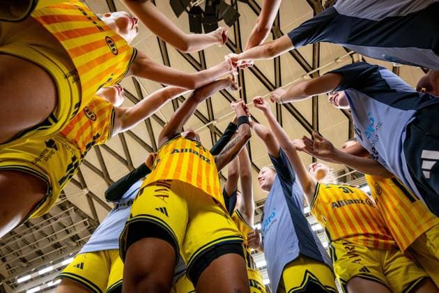 Basketball Berlin 13.12.2025 Saison 2025 2026 DBBL 1. Bundesliga Alba Berlin - TK Hannover Luchse Jubel Alba nach dem Sieg Deeshyra Thomas (Alba, No.21) und andere