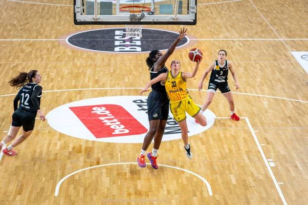 Basketball Berlin 13.12.2025 Saison 2025 2026 DBBL 1. Bundesliga Alba Berlin - TK Hannover Luchse Emily Kiser (Alba, No.33) Serena Manala (Hannover, No.20)
