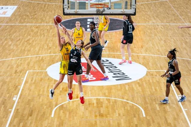 Basketball Berlin 13.12.2025 Saison 2025 2026 DBBL 1. Bundesliga Alba Berlin - TK Hannover Luchse Emily Kiser (Alba, No.33) Lovisa Hjern (Hannover, No.03)