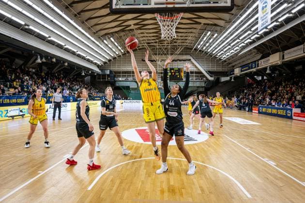 Basketball Berlin 13.12.2025 Saison 2025 2026 DBBL 1. Bundesliga Alba Berlin - TK Hannover Luchse Abby Muse (Alba, No.31) Alyssa Brown (Hannover, No.44)