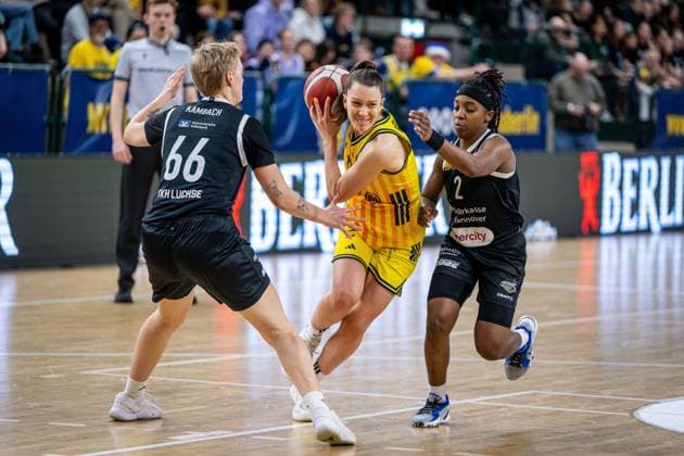 Basketball Berlin 13.12.2025 Saison 2025 2026 DBBL 1. Bundesliga Alba Berlin - TK Hannover Luchse Lena Gohlisch (Alba, No.12) Lashae Dwyer (Hannover, No.02) Leonie Kambach (Hannover, No.66)